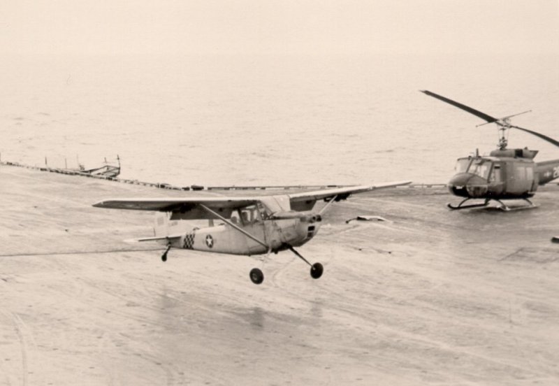 Major_Buang_lands_his_Cessna_O-1_on_USS_Midway.jpg
