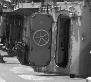 USS Fletcher 19-N-31790 hatch